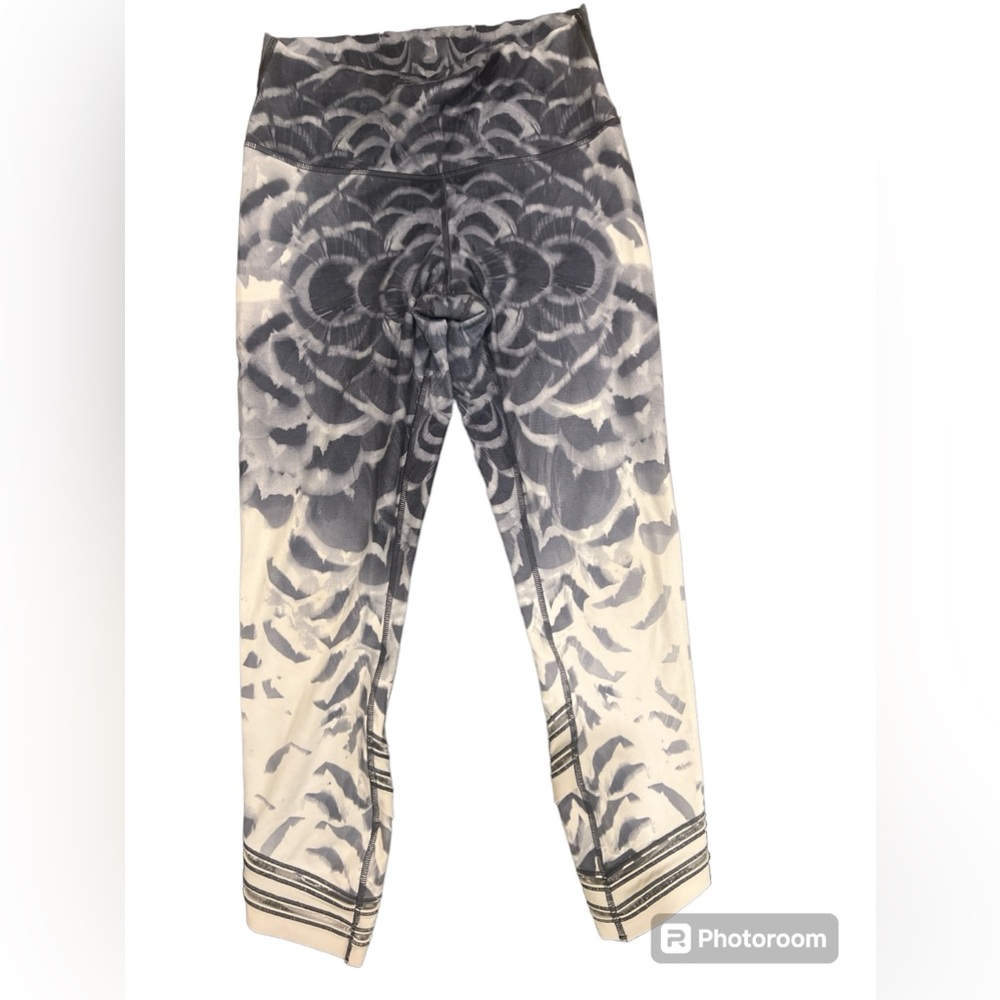 Lululemon leggings vintage style cropped size 8.
